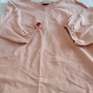 Rosa kortärmad tröja (lite tjockare än en tshirt) strl M aldrig använd