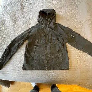 Cp company chrome-R jacka i bra skick Perfekta jackan för sommaren!  (nypris 4500kr)  Storlek 52 (L) passar M  Äkta kvitto finns.    Pris är inte diskuterbart! Detta är årets steal !!!