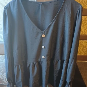 Jätte fin blus i 2xl - Blusen är oavänd så skicket är så gått som nytt. 