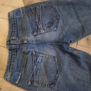 Jeans - Jeans från Veromoda som är lite långa på mig. Dragkedjan i jylfen är sönder men man kan stoppa en säkerhetsnål eller sy 💕det står ingen storlek men dom sitter som s❤️