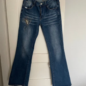Utsvängda jeans - De här fina utsvängda jeansen är lite stora för mig, så behöver sälja dem. De är så söta med en fjäril. 💕