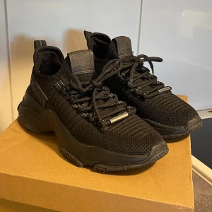 Steve Madden - Skor - Ny skor som är använda 1-2 gånger. De känner små i storlek därför ska de säljas. Har även ett par i vita som är använda endast 1 gång. 