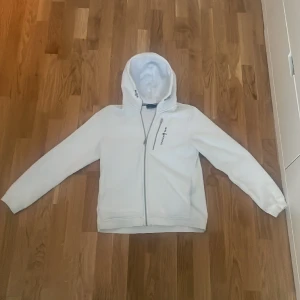 Sail racing zip hoodie  - Riktig snygg zip up hoodie från sail racing i bra skick, säljer denna för att den har blivit för liten för mig 