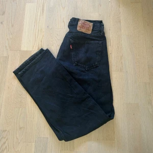 Levis jeans 501 - Ett par svarta Levis 501 jeans i väldigt bra skick. Jeansen passar både män och kvinnor, i storlek W33 L30