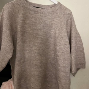 Stickad tshirt - Beige/grå stickad tshirt i storlek S från Lager 157. Aldrig använd med lappen kvar❤️‍🔥