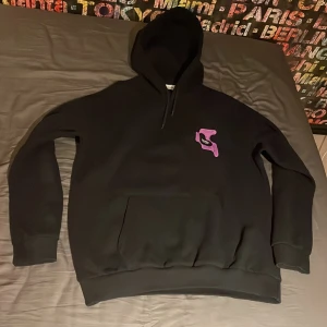 Svart hoodie  - Svart hoodie frön YOURTURN. Inte blivit använd så mycket för råka köpa en för stor. Pris kan gå ner vid snabb affär.