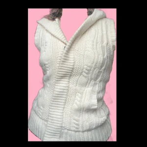 Stickad väst med päls och luva💕 - Super fin stickad väst med päls. varm och mysig, perfekt till våren.  Andvänd ett få tal gånger den är i mycket bra skick.💕✨