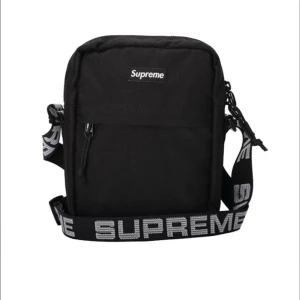 Supreme shoulderbag   - Supreme Ss18 Vinteraxelväska. Superpopulär suverän axelväska, inköpt 2018 on the drop. Mycket sällsynt vara, senast såld i lager X för 330 £ Öppen för erbjudanden, perfekt väska nu  för sommaren priset går att diskuteras