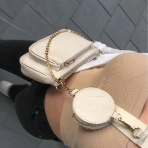 Axelremsväska  - Säljer denna väskan för har för många och inte är min stil PRISET KAN DISKUTERAS VID SNABB AFFÄR 