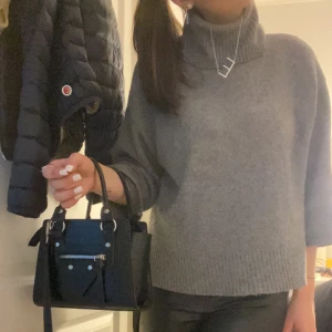 Stickad tröja  - Säljer denna söta stickade tröjan från Vila med trekvartslånga ärmar  