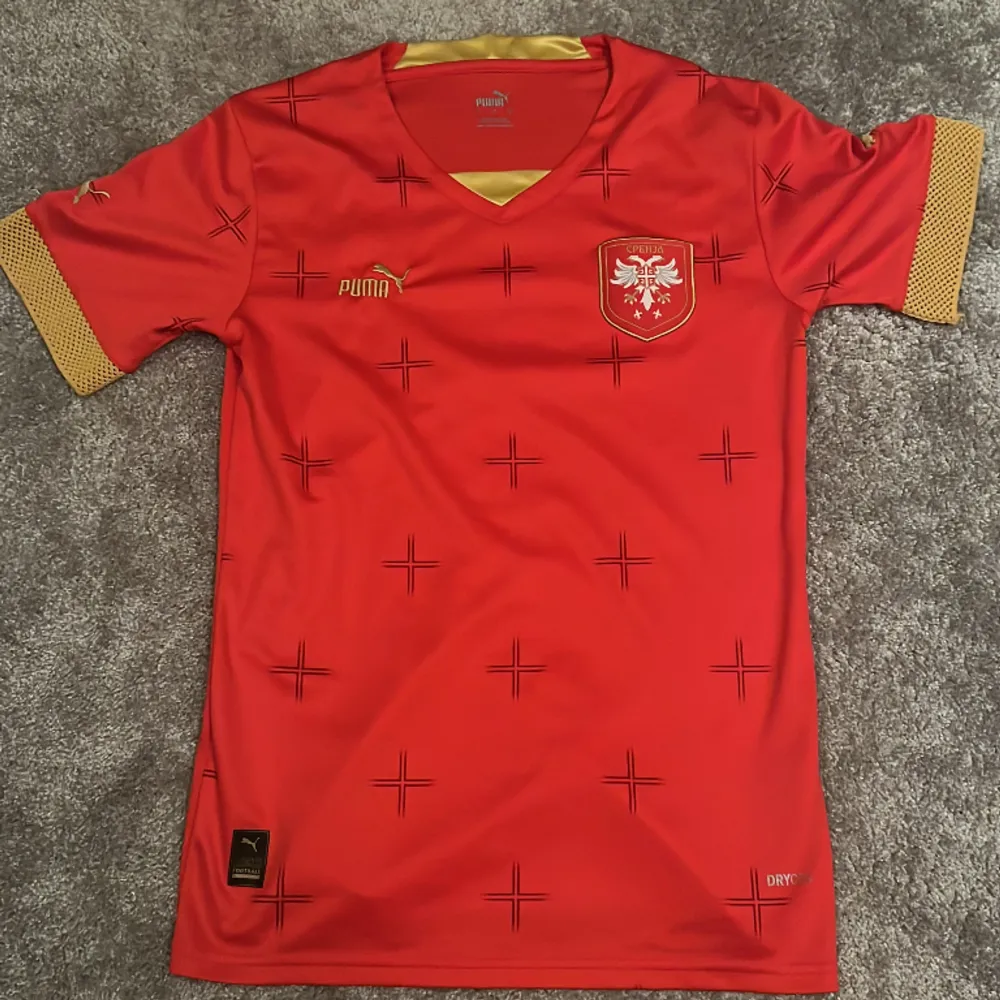 Tja! Säljer denna Serbiska landslags tröjan. Den är använd vid ett fåtal tillfällen och skicket är så gott som nytt (9/10) . T-shirts.