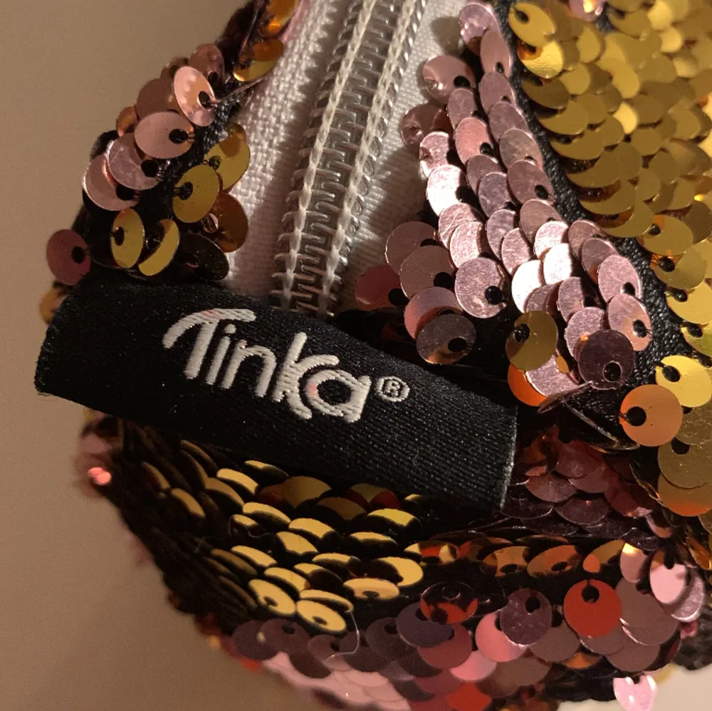 Ett rosa/guldigt pennskrin som är vändbart pennskrinet är från TINKA!  . Övrigt.