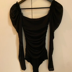 Långärmad body - Svart långärmad mesh body