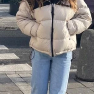 North face jacka  - Säljer denna jacka då jag vill köpa en ny  Ny pris 3100 använd fåtal gånger  Första bilden är inte min 😊
