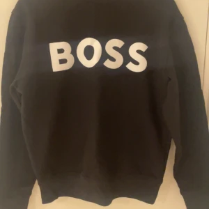 BOSS - Sweatshirt - Svart - Säljer nu min Boss tröja då jag ångrar köpet jag gjorde. Köpet gjorde för ungefär 1,5 månad sen och har använts ett fåtal gånger.  Den är i jätte fint skick och kvitto finns även på köpet! Nypris är 1200  Vid snabb affär kan jag även justera prsiet! 