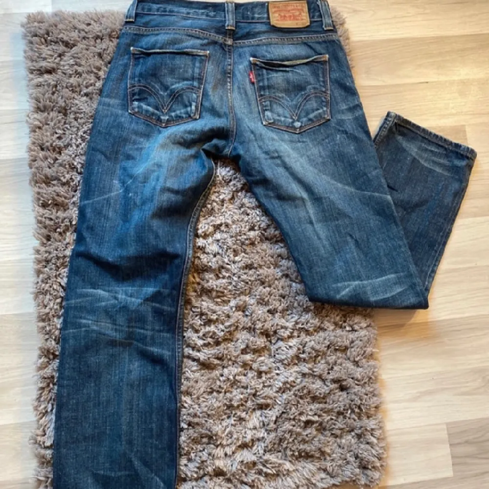 Jag säljer dessa super snygga Levis jeans som tyvär var förstora för mig. Dem är blå, Lågmidjade, ganska långa för mig som är 165, raka vid benen.💕. Jeans & Byxor.