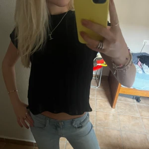 T-shirt  - Såå cool T-shirt från stradivarius som är lite genomskinlig✨ 