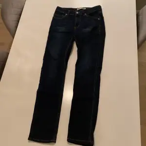 Mörkblåa skinny jeans från Lewis.  10/10 skick. Orginalpris 650kr