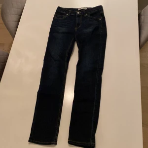 Mörkblåa Jeans Lewis - Mörkblåa skinny jeans från Lewis.  10/10 skick. Orginalpris 650kr