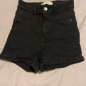 Jeansshorts  - Jeans shorts från Gina tricot  Modell Molly Storlek s Oanvända