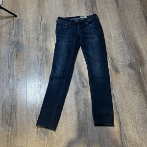 Mörkblåa SkinnyJeans - Lappen på storleken har gått bort men skulle gissa på att dem är i storleken S, mätte med byxor som är S och de är ungefär lika stora. Dem har knappt används så är i bra skick förutom lappen. Gå privat om pris, bilder, osv. Köparen står för frakten❤️❤️