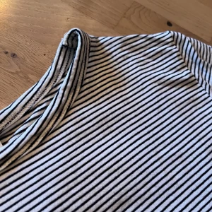 Randig t-shirt - Säljer pga kommer ej till användning, väldigt gott skick! Mjukt material