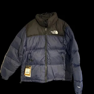 The North Face Puffer - Riktigt fet jacka! Navy blue / svart. Hör av er vid intresse🙂 Pris pga vintertid snart slut.