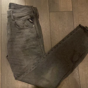 Replay anbass hyperflex, slim fitt - Det är storlek 29 30 och passform slim.  Dom är riktigt snygga och har inte använt dom så mycket så dom är i bra skick. Ny pris 1899, mitt pris 600, priset går att diskutera vid snabb affär.