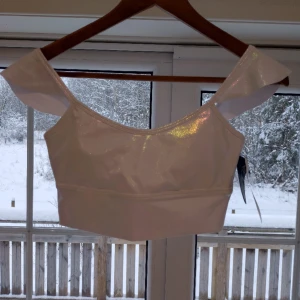 Vit och beige ny sport-bh från aimn i storlek small - Ny med etikett kvar Storlek small 85 kronor styck Finns i vit samt beige