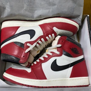Jordan 1 Retro High OG Chicago Lost and Found - Jordan 1 Retro High OG Chicago Lost and Found i storlek EU 47,5(passar även 47). Originellt köpta från StockX för 4400 Använda fåtal gånger och är fortfarande i nytt skick. *Kontakta mig om frågor eller mer information* (Priset kan diskuteras)