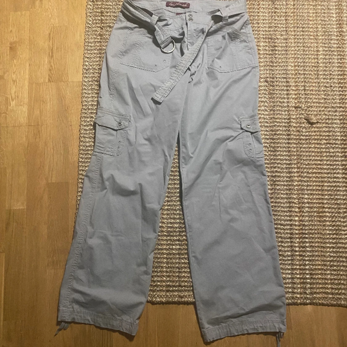 Gråa cargobyxor  - 91