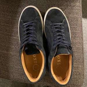 Mocka skor blå - Hej säljer nu mina skor har använts 1 vecka,ser ut som helt nya, pris 1350