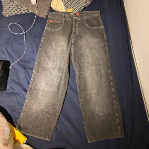 Southpole jeans - Sjukaste southpolesen. Sjukt baggy 38/34 Om ni har några frågor är de bara att ställa. Pris går att diskuteras 