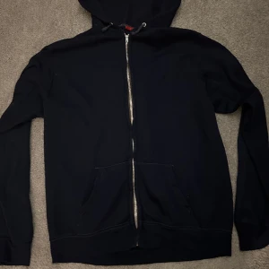 Ovanlig Porsche zip - En ovanlig Porsche zip up hoodie som är från 80-talet tror jag. Trycket på baksidan är ganska slitet på grund av ålder. Pris kan diskuteras 
