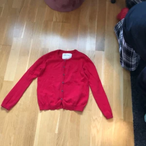 Jätte fin tröja  - En fin tröja men har använts bara några gånger jätte fin hoppas ni köper 