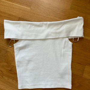 Offshoulder tröja - En jätte söt off shoulder tröja ifrån Gina, använd fåtal gånger 💕PRIS KAN DISKUTERAS!!! Skriv gärna innan köp nu💗 Köparen står för frakten
