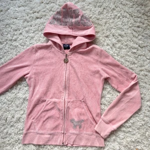 Victorias secret pink kofta zipup  - Vs pink velour kofta från kollektionen Likes pink. Så snygg och unik med tryck på luva och ficka. Storlek S, men passar även xs. Vill du köpa trycker du på köp nu. Jag postar inom 24h