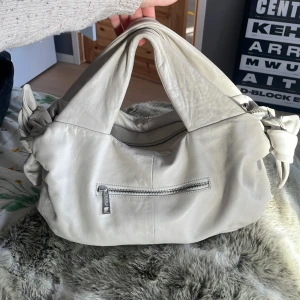 gräddvit väska 🤍 - Skitsnygg gräddvit väska som inte kommer till användning 🤍