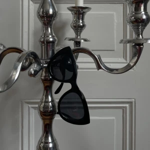 Ursnygga solglasögon - Superfina solbrillor, kan kombineras med andra varor.