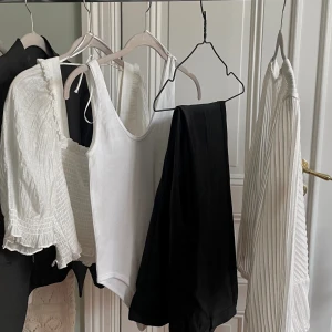 Snygga svarta kostymbyxor  - Svarta kostymbyxor från italien i Stl. 40 med låg midja. :)