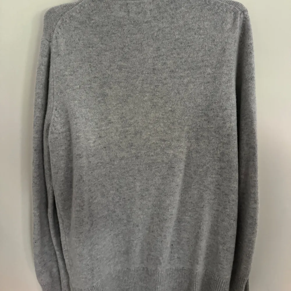 Grå Cardigan Massimo Dutti Sällan använd skick 10/10 Riktigt skönt material. Neuleet.