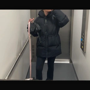 &Other stories dunjacka - Säljer denna fina vinterjackan från &other stories. Använd 3 gånger då den inte kommer till någon användning. Nypris 2300kr mitt pris 1800kr