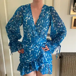 Blå klänning som passar perfekt till sommaren! 💕Klänningen är aldrig använd och i nyskick!  Den är i storlek S/36 och jag är 173 cm.  