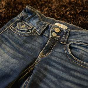 Dessa Bootcut jeans från Gina tricot i storlek 152 till salu. Använda förtalet gånger. 