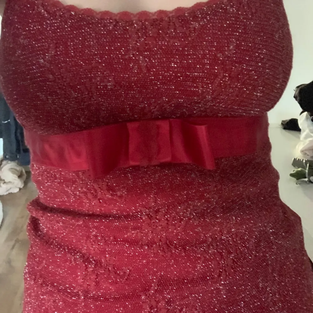 Röd glittrig klänning med ett band runt om. Prislapp finns kvar❣️. Klänningar.
