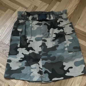 Kjol - Kjol från Vero Moda i stl XS, militär mönster, använt en gång. 