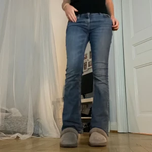 Zara bootcut jeans - Säljer mina snygga, slutsålda jeans från zara. Bootcut och Lågmidjade i fint skick. Säljer då jag har ett par liknande💕 Kan tänka mig att gå ner lite i pris vid snabb affär