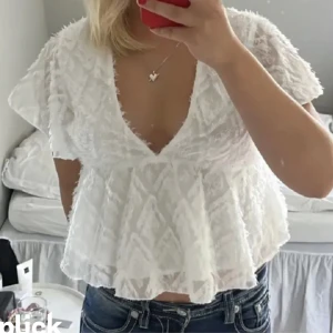 Vit blus  - Säljer min vita blus, köpte på plick ganska nyss och har använt cirka 3 gånger. (Lånade bilder) skriv för egna💋