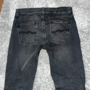 Nudie jeans i modellen lean dean, slim fit, nyskick.🙌