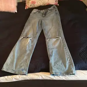 Ett par jättefina håliga jeans från Kappahl! Säljs då de inte används, ser helt nya ut. Nypriset var ca 250 men byxorna är ca 1-2 år gammla så de finns inte kvar på deras hemsida! 